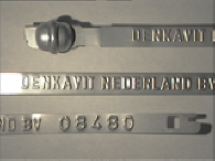 Goedgekeurde stalen bandverzegeling met alfanumeriek identificatiekenmerk DENKAVIT NEDERLAND BV