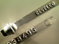 Goedgekeurde stalen bandverzegeling met alfanumeriek identificatiekenmerk GEVELCO