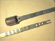 Goedgekeurde stalen bandverzegeling met alfanumeriek identificatiekenmerk HELVETICA