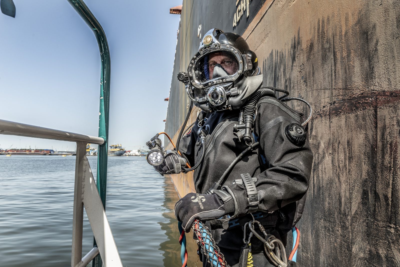 Een man in duikpak van het Douane  duikteam