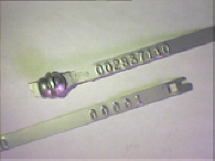 Goedgekeurde stalen bandverzegeling met numeriek identificatiekenmerk 002837110