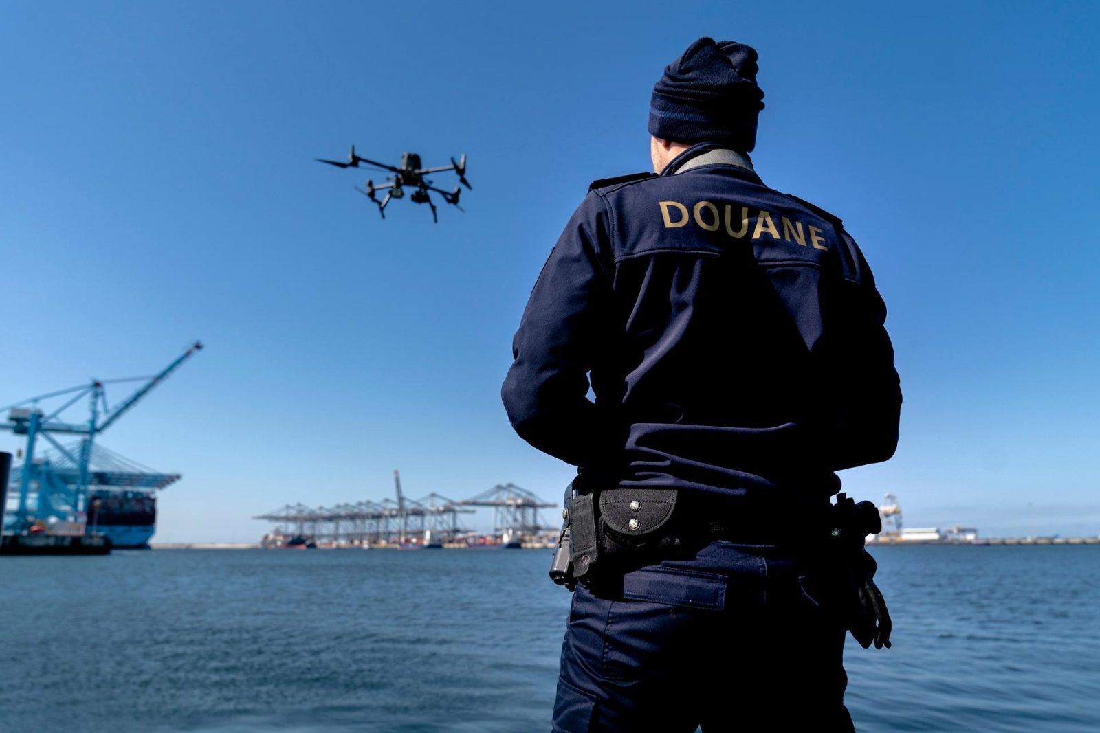 Douanier met drone in de Rotterdamse haven.
