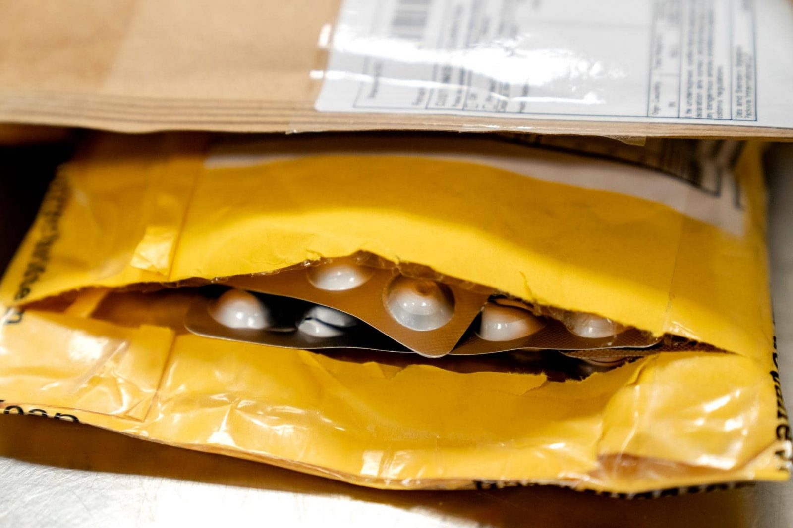 Een envelop met strip met medicatie of pillen.