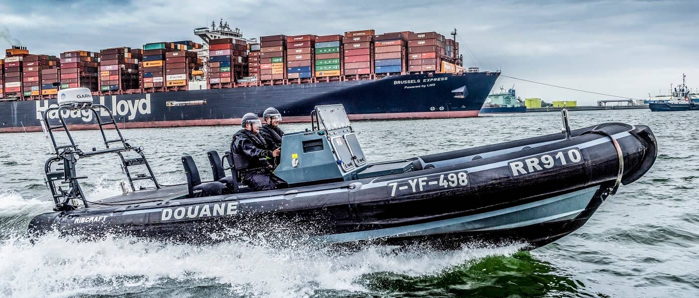 Een rhib-boot van de Douane die door de haven vaart.