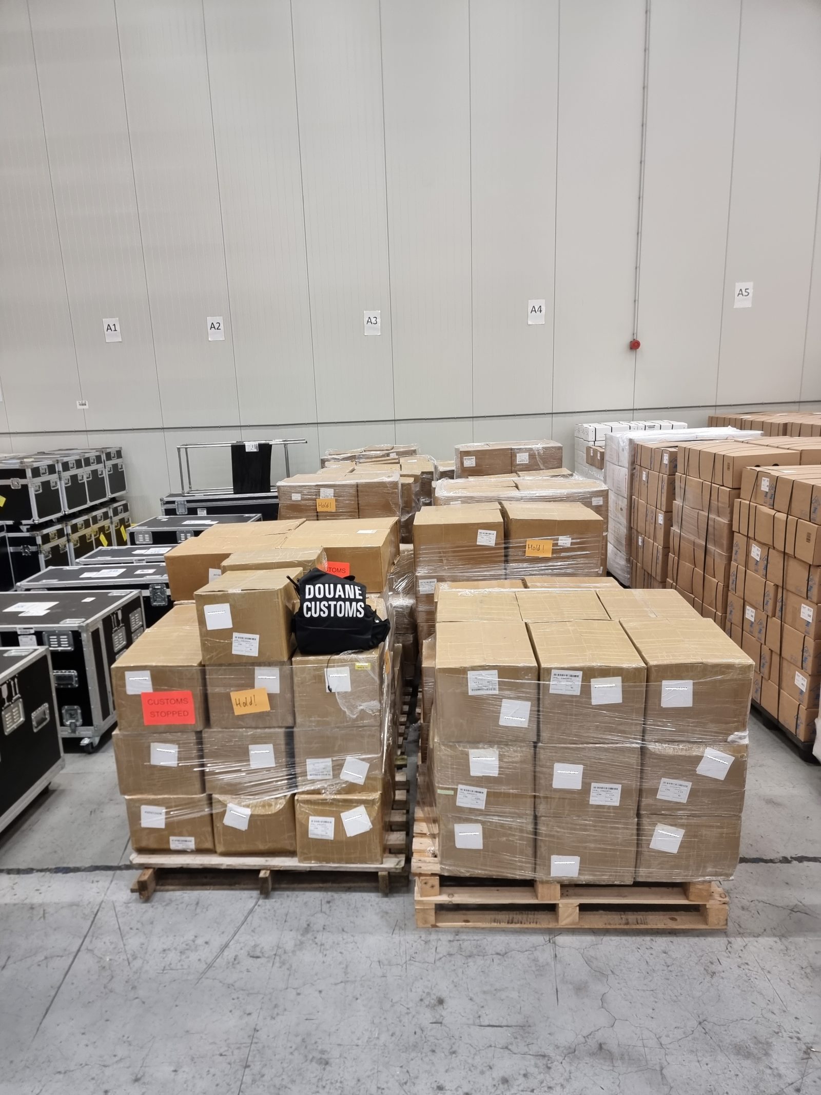 Drugsprecursoren in pakketten op Schiphol.