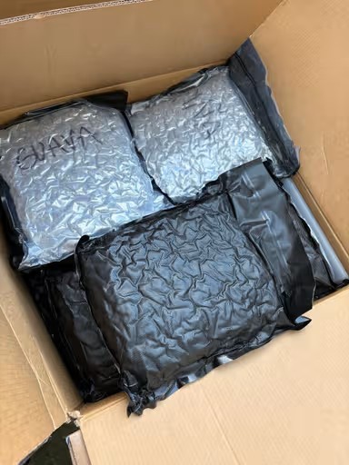 Pakketten met cannabis in een kartonnen doos. 