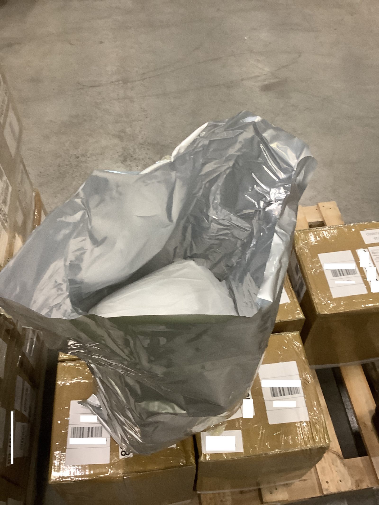 Een ingepakte tas met drugsprecursoren.