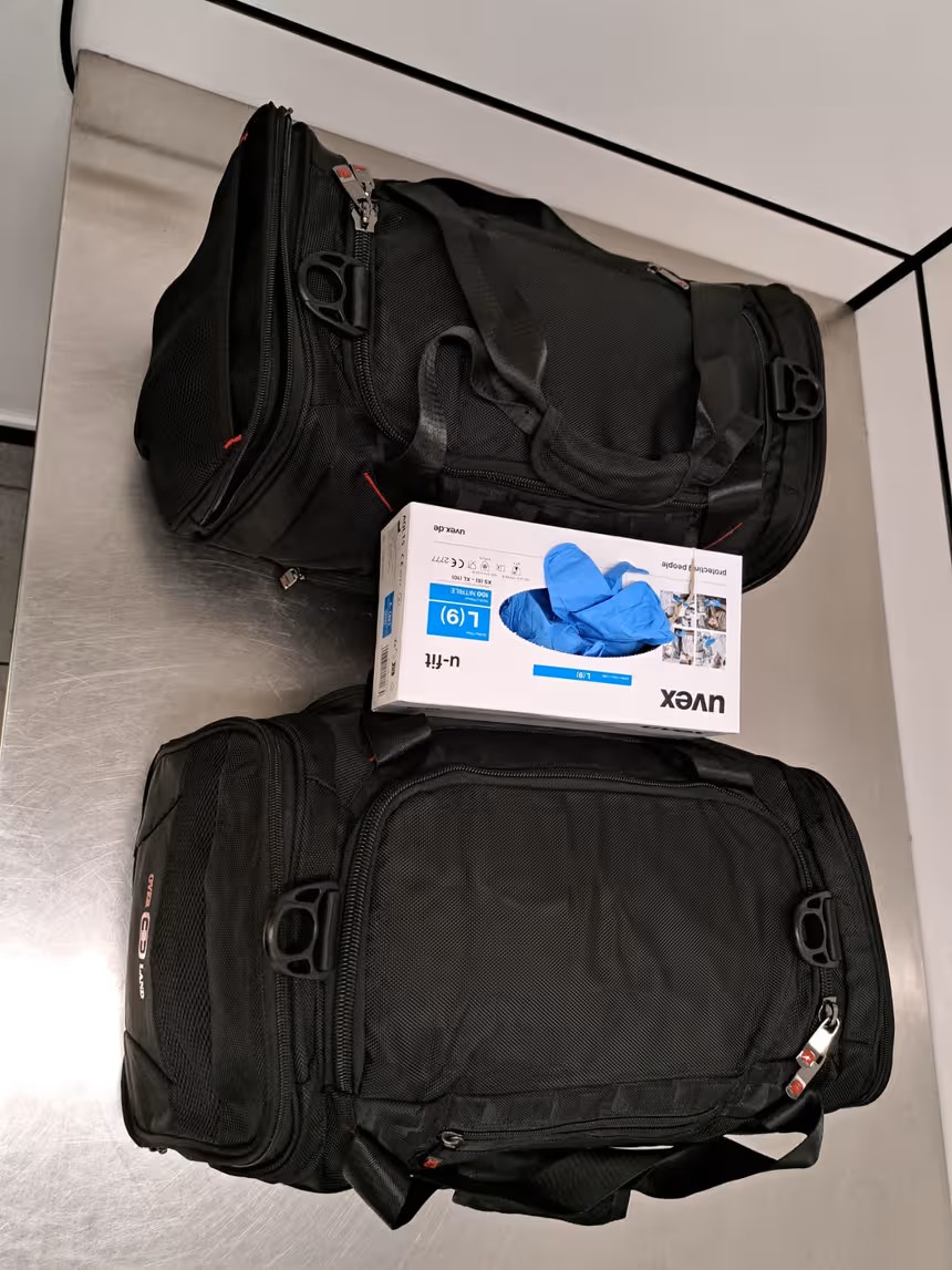 Twee zwarte sporttassen. 