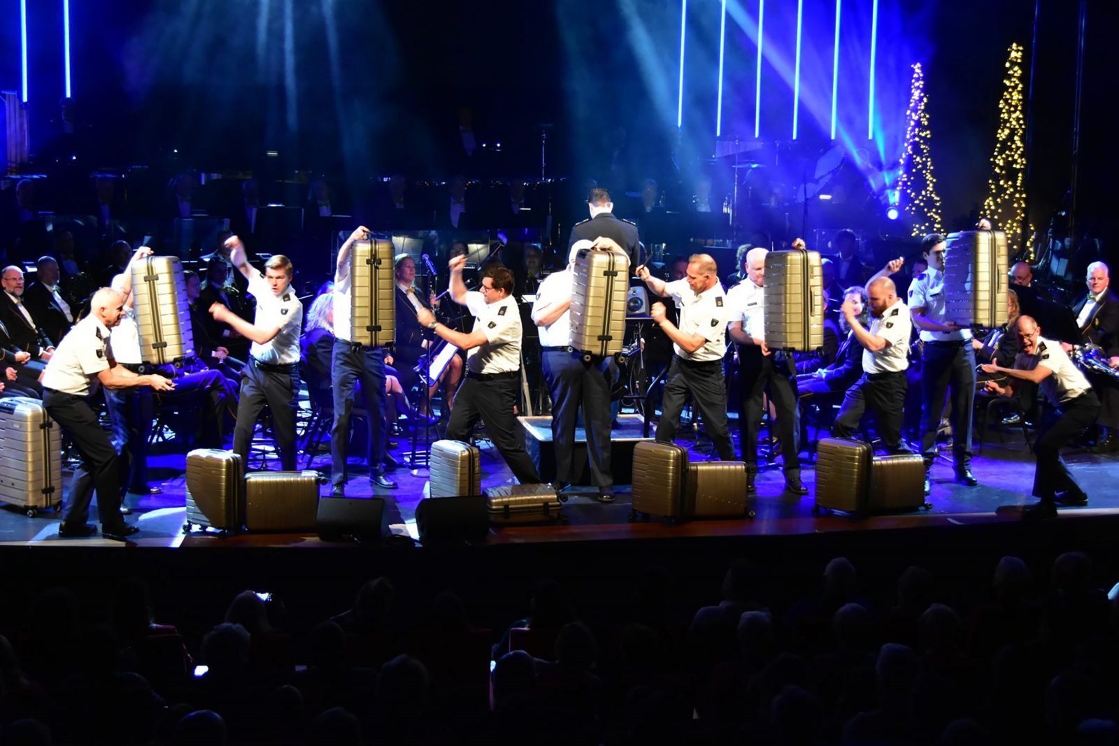 Het Nederlands Douane Orkest drumt op koffers. 