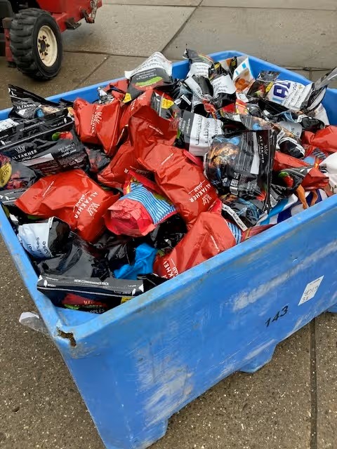 Zakken met waterpijptabak in een blauwe kist. 