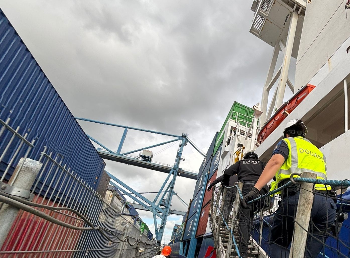 Douanemedewerkers gaan aan boord van een containerschip.
