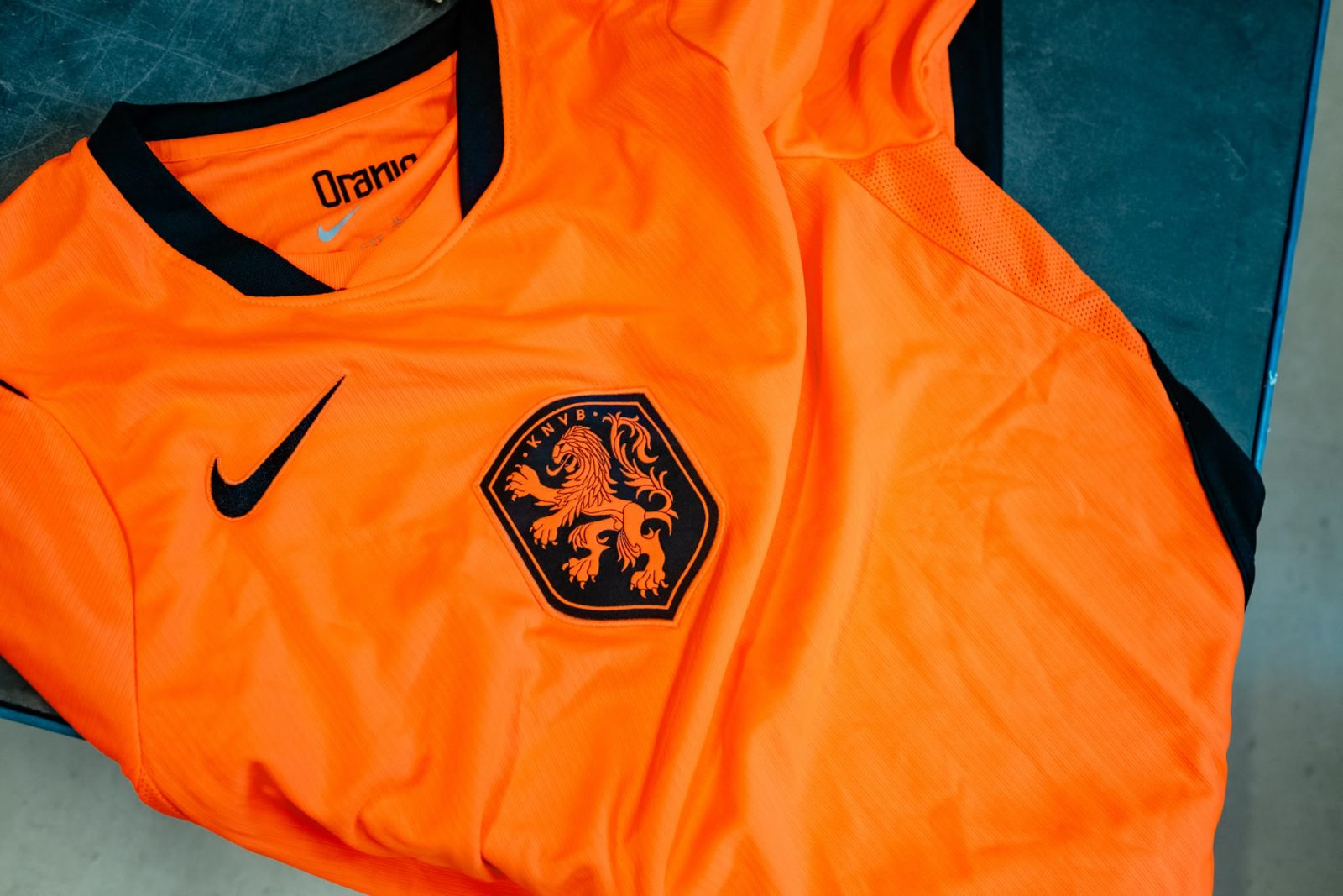 Een namaakshirt van het Nederlands Elftal van dichtbij.