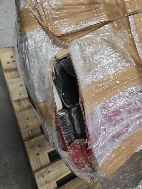Op een pallet staat een opengemaakte verpakking met daarin dozen waar zwarte blokken in zitten.